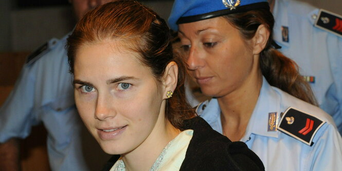 Amanda Knox wird von einer Polizistin begleitet