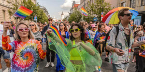 Queere Menschen tanzen auf der Straße