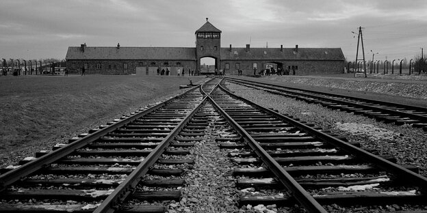 historische Aufnahme des Konzentrationslagers Auschwitz-Birkenau mit den Gleisen vor dem Eingangstor