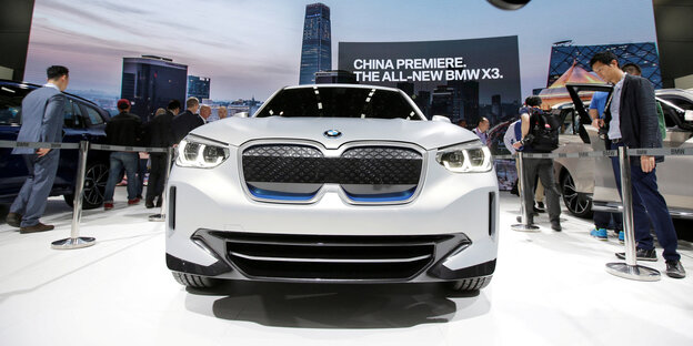 Ein BMW iX3 E-Auto-Modell wird auf einer Veranstaltung in China präsentiert