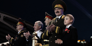Präsident Alexander Lukaschenko und sein Sohn Kolja bei einer Militärparade