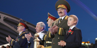 Präsident Alexander Lukaschenko und sein Sohn Kolja bei einer Militärparade