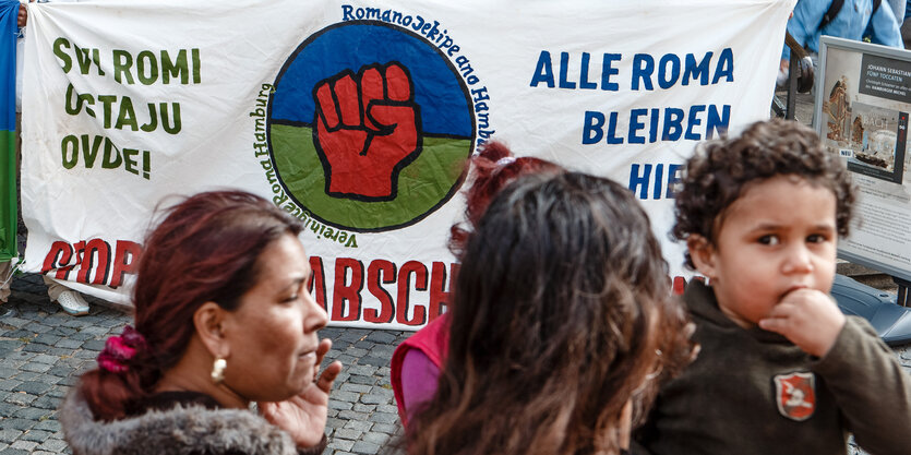 Roma-Familien mit Transparent vor dem Michel