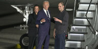 Kamala Harris und Joe Biden vor der Gangway eins Flugzeuges mit Evan Gershkovich