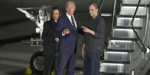 Kamala Harris und Joe Biden vor der Gangway eins Flugzeuges mit Evan Gershkovich
