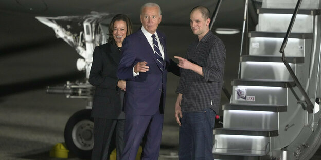 Kamala Harris und Joe Biden vor der Gangway eins Flugzeuges mit Evan Gershkovich