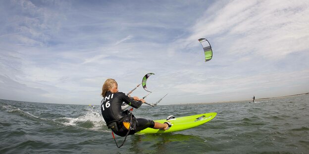 Jannis Maus auf einem gelben Surfbrett in Aktion