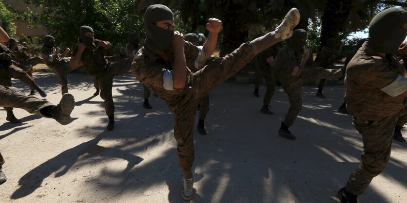 Syrische Rebellen beim Kampftraining.