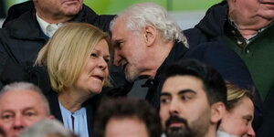 Sportministerin im Stadion: Nancy Faeser plaudert mit DFB-Sportdirektor Rudi Völler.