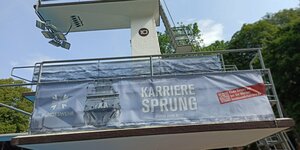 Bundeswehrwerbung auf einem Sprungbrett