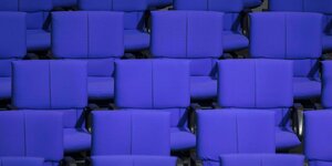 Blaue Sitzreihen im Bundestag