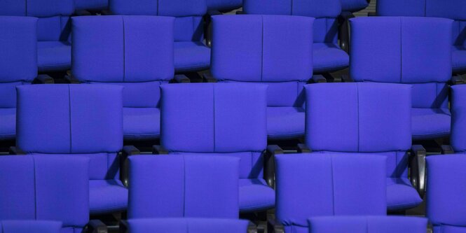 Blaue Sitzreihen im Bundestag