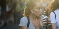 Eine Frau trinkt Mate-Tee während einer Kundgebung zum Frauentag.