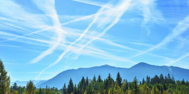 Himmel über Bergen mit vielen Konsenzstreifen