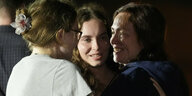 Alsu Kurmasheva umarmt ihre Töchter