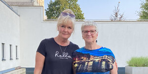 Kathrin Fuchs und Donata Porstmann stehen im Hof des Thrüinger Landtags
