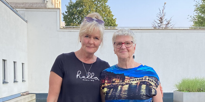 Kathrin Fuchs und Donata Porstmann stehen im Hof des Thrüinger Landtags