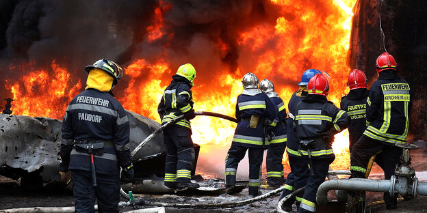 Feuerwehrmänner in Uniform löschen einen starken Brand