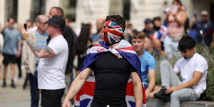 Ein Mann mit einem auf das Gesicht gemalten Union Jack bei einem Protest