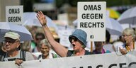 Eine Frau hebt die Hand und ruft während der Demonstration. Unter dem Motto «Demokratie schützen - jetzt!» rief die Vereinigung Omas gegen Rechts zu einer Demonstration in Erfurt auf.