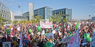 viele Menschen mit Ballons und Transparenten vor dem Berliner Hauptbahnhof