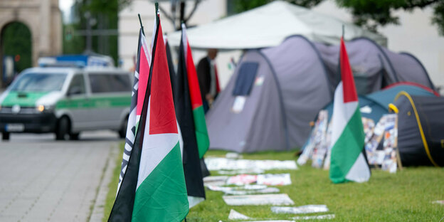 Palästinensische Fahnen hängen vor dem Münchner Uni-Gelände