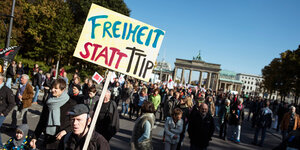 Viele Menschen vor dem Brandenburger tor in Berlin, einer trägt ein Schild mit der Aufschrift "Freiheit statt TTIP"