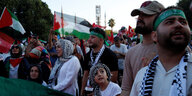 Demonstrierende mit palästinensischen Fahnen und Tüchern