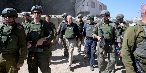 Benjamin Nethanjahu unterwegs in Gaze inmitten von bewaffneten Soldaten. Alle tragen schusssichere Westen