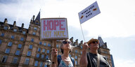 "Hoffnung statt Hass" - Friedliche Gegendemonstranten in Liverpool