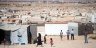 Flüchtlinge gehen durch das Flüchtlingslager Zaatari in Jordanien.