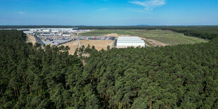 Wald und das Werksgelände der Tesla Gigafactory.