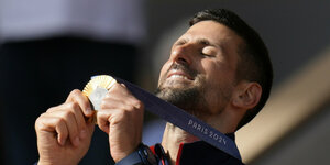 Tennisspieler Novak Djokovic mit einer Goldmedaille.