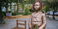Die Bronzestatue wurde von dem südkoreanischen Künstlerpaar Kim Eun-sung (* 1965) und Kim Seo-kyung entworfen.