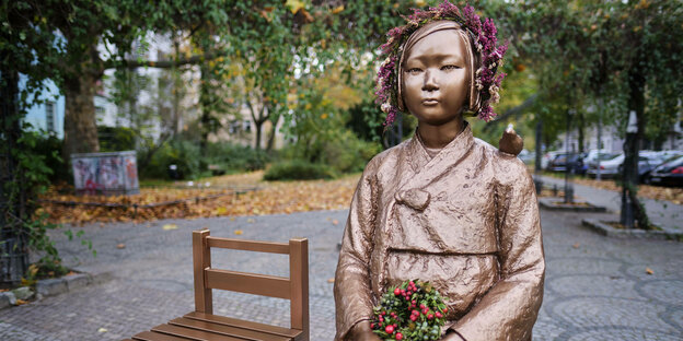 Die Bronzestatue wurde von dem südkoreanischen Künstlerpaar Kim Eun-sung (* 1965) und Kim Seo-kyung entworfen.
