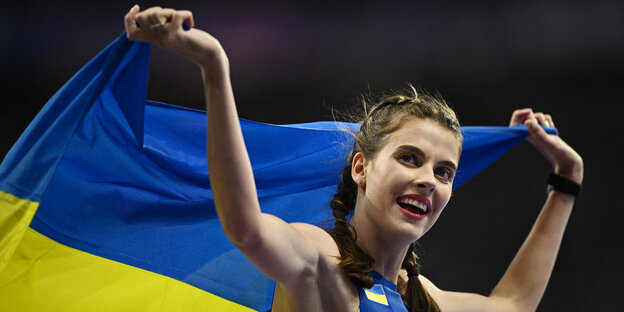 Jaroslawa Mahutschich mit ukrainischer Fahne.