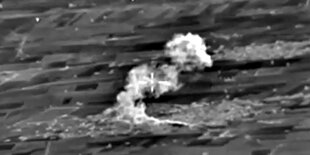 Eine Rauchwolke, wohl von einer Bombe verursacht