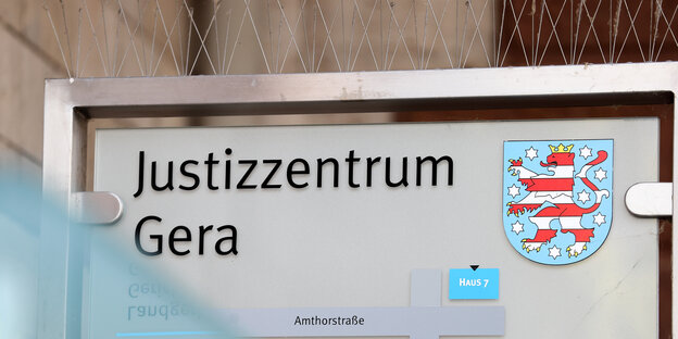 Schild am Justizzentrum Gera.