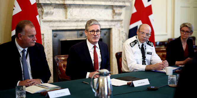 Premierminister Starmer mit anderen Personen bei einem Treffen.