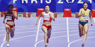 Krystsina Tsimanouskaja mit zwei anderen Sprinterinnen beim 200-Meter-Lauf