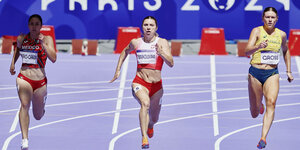 Krystsina Tsimanouskaja mit zwei anderen Sprinterinnen beim 200-Meter-Lauf