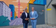 SPD-Fraktionschef Raed Saleh und Finanzsenator Stefan Evers vor dem neuen Wohnhaus für Charité Mitarbeiter*innen