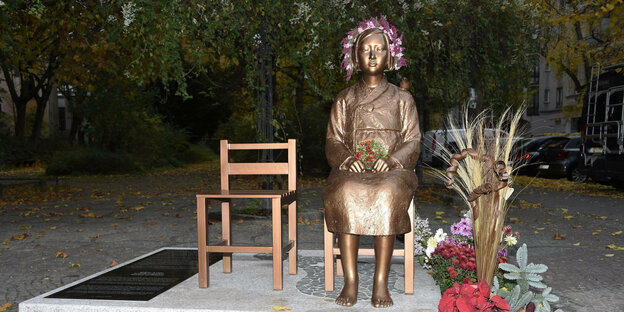 Statue auf einer Straße.