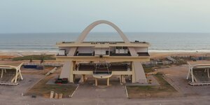 Blick auf in den Unabhängigkeitsplatz in Accra mit einer Stadionarchitektur von Victor Adegbite
