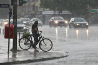 Ein Radfahrer an einer Kreuzung im Unwetter