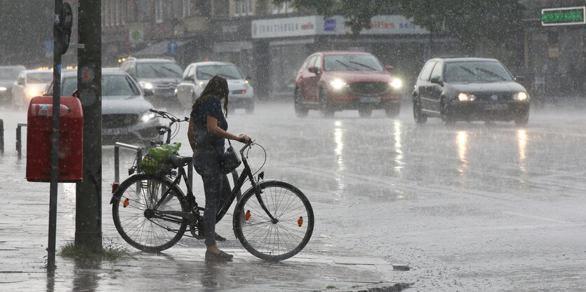 Ein Radfahrer an einer Kreuzung im Unwetter