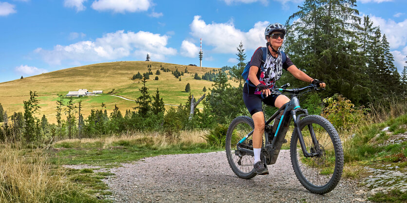 Person auf einem E-Maountainbike.