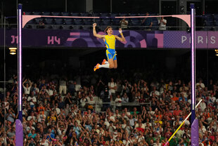 Fliegen ist schöner: Armand Duplantis landet nach seinem 6,25-Meter-Satz wieder.