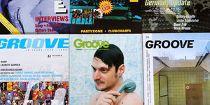 Verschiedene Magazincover der Groove auf einer Betonwand
