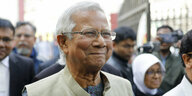 Yunus lächelt , er geht in einer Menge